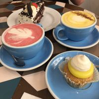 Beetroot/Ginger and Turmeric Lattes, with Oreo cake and Lemon/Blueberry cupcake at Cloud Cakes - Mandar in Paris