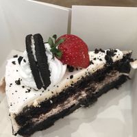 Vegan cookies &cream cheesecake €5! Can eat in or get a free box to take it away in. at Cloud Cakes - Mandar in Paris