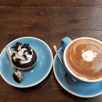 Cookie cupcake & hot chocolate at Cloud Cakes - Mandar in Paris