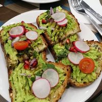 Avocado toast at Cloud Cakes - Mandar in Paris