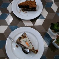 Carrot cake and chocolate/ speculoos (caramel cookie style) cake at Cloud Cakes - Mandar in Paris