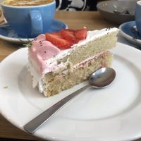 Victoria-Sponge-Cake at Cloud Cakes - Mandar in Paris