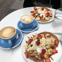 Pancakes and cappuccino  at Cloud Cakes - Mandar in Paris