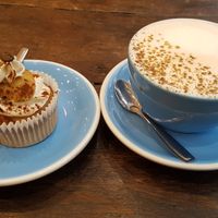 Tiramisu cupcake and chai latte at Cloud Cakes - Mandar in Paris