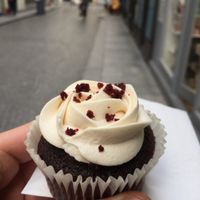 Red velvet cupcake at Cloud Cakes - Mandar in Paris