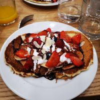 Pancakes with whipped cream, fruit and chocolat at Cloud Cakes - Mandar in Paris