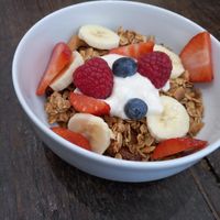 Granola bowl at Cloud Cakes - Mandar in Paris