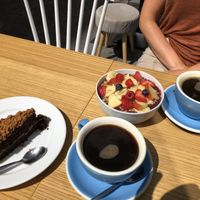 Açaí bowl and chocolate cake  at Cloud Cakes - Mandar in Paris