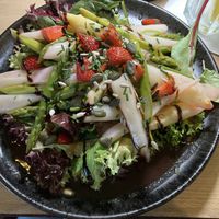 Spargelsalat mit Erdbeerdressing  at Peter&Silie in Ingelheim