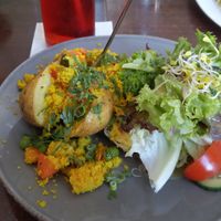 Vegane Ofenkartoffel mit Couscous at Peter&Silie in Ingelheim
