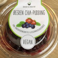 Vegan berry chia pudding at Dean & David in Aachen