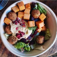 Falafel bowl with sweet potato and pomgranade seeds at Dean & David in Aachen