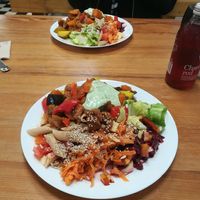 Salat und teller at Mutter Erde in Munich