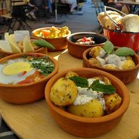 Vegane (hinten) und nicht vegane Tapas at Café Glocke in Dresden