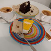 Capuccinos, tarta de maracuyá y pastel de chocolate at Sweet Paradise in Tenerife