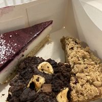 Crumble manzana frambuesa/ Brownie con nubes/ tarta arándano limón  at Sweet Paradise in Tenerife