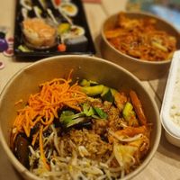 bibimbap i kimchi (sushi z innej restauracji). polecam jesc w lokalu a nie na wynos! at Lee's Chinese in Gdansk