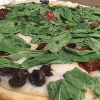Liza rócola with spinach, olives and sun dried tomatoes at Pizza Vegana - Recoleta in Buenos Aires