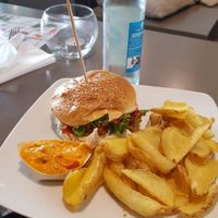 Vegan crsipy chicken burger at Der Vegetarische Metzger in Berlin