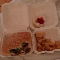 Crispy chicken burger at Der Vegetarische Metzger in Berlin