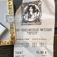 Absolut angemessene Preise. Pappesatt für knapp 10€ 👍🏼 at Der Vegetarische Metzger in Berlin