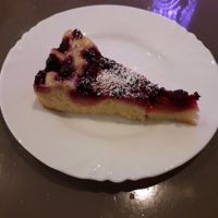 Red fruits pie at Der Vegetarische Metzger in Berlin