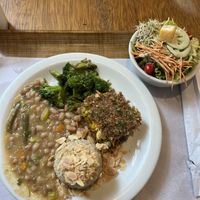 Opção de prato do dia com salada. No meu caso trocaram o quiche de queijo por este quibe de legumes e tofu que estava bem saboroso.   at Moinho de Pedra in Sao Paulo