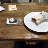 După o „Doo it! Vegorma”, o „Vegan Doo it! Burgorma” și o „Vegan Doo it! Tofu Burgorma” am primit o prăjitură cu alune de pădure din partea casei. Iar personalul e at Doo it! in Cluj-napoca