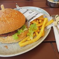 Riesiger Vegan Burger mit Pommes at Beim Olivenbauer in Fuessen