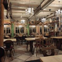 Kreative Inneneinrichtung mit thematisierten Sitznieschen at Beim Olivenbauer in Fuessen