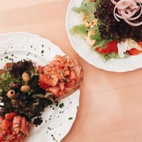 Bruschetta und kleiner gemischter Salat. at Beim Olivenbauer in Fuessen