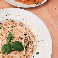 Spaghetti Aglio e Olio und Kartoffelrösti mit Pilz-Rahmsauce. at Beim Olivenbauer in Fuessen