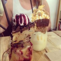 Si vous passez à Lille un samedi, allez tester les Freakshake de chez Wally ! Ils sont à tomber !

If you drop by Lille on a Saturday, make sure you try one of Wally's freakshakes, they are stunning ! 

(p.s : The freakshake on the foreground is vegan, the other one isn't) at Wally's Coffee in Lille
