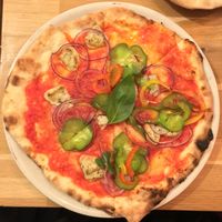 Rosa V pizza
MAKE SURE TO EMPHASIZE THE V (VEGAN) BECAUSE THEY BROUGHT OUT A NON-VEGAN ROSA AT FIRST!!!!! at Slice Pizza in Lausanne