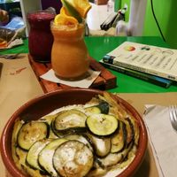 Lasaña de calabacines y zumos de remolacha y fruta variada al fondo at Delicias y Namaste in Fuerteventura
