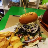 Súper hamburguesa con papas fritas  at Delicias y Namaste in Fuerteventura