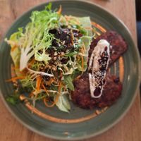 Salat mit knusprigen hausgemachten  Bohnenpatties at Cafe Mair's in Fredericia