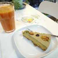 mango raw cake and carrot-ginger juice at Urban Orchard in Madrid