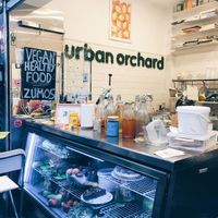 Bonito rincón en el mercado de San Antón, lleno de encanto. Tartas espectaculares y batidos deliciosos!! Para repetir 🤤 at Urban Orchard in Madrid