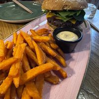Hamburguesa casera vegana con patatas fritas de boniato  at Carnaval in Javea