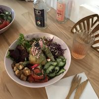Salad of the day with kombucha at Munchies in Bordeaux