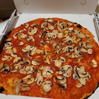 Mushroom pizza without cheese, made by request at Pizza Dai Cinque in Rome