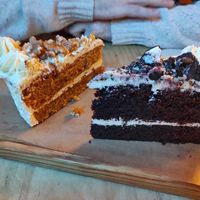 Pastel de zanahoria y pastel de oreo at La Huerta de Almeria - Malasaña in Madrid