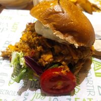 Hamburguesa de carne mechada at La Huerta de Almeria - Malasaña in Madrid