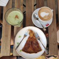 Apfelkuchen mit Cappuchino und Matcha Latte at Verdeteja in Mallorca