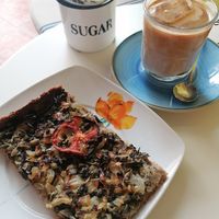 Ijskoffie met havermelk en pizza de Mallorca at Verdeteja in Mallorca