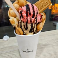 Bubble waffle with chocolate chips! The ice cream flavors are Earl Grey and strawberry with pouchong tea at Nice Cream in Taipei