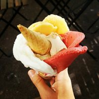 Glace vegan en cornet (parfum noisette, fraise, citron et agrumes) at Amorino in Nice