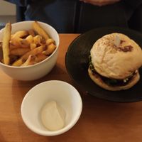 Veggie-Burger, Fritten und Mayonnaise at Primeur Cantine in Paris
