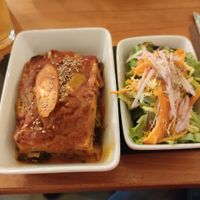 Lasagne mit Salat at Primeur Cantine in Paris